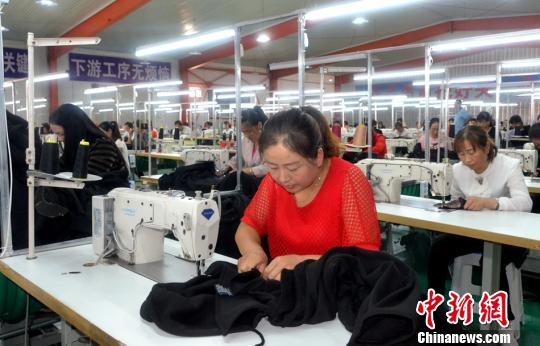 甘肃清水“扶贫车间”进家门“托底安置”贫困人口