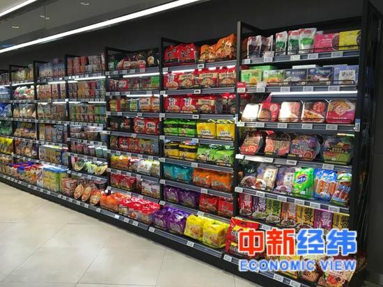 超市的货架上摆满了各种品牌的方便面 中新经纬 吴亦涵 摄