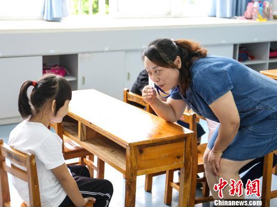广西特教老师从教22载：对孩子像&ldquo;牵着蜗牛&rdquo;慢慢前行
