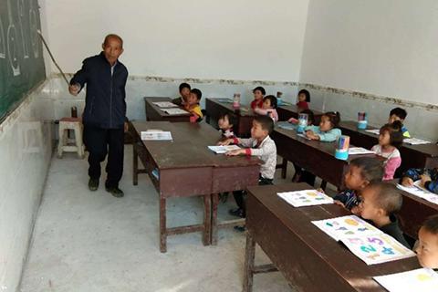 朱显明在给村里的孩子们讲课。 受访者供图