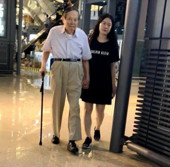42岁的翁帆早已青春不再,14年的陪伴仍旧没有熬出头