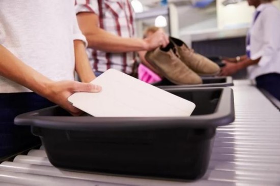 　　最新研究称，机场安检处的塑料盒可能拥有最多的细菌，而不是机场卫生间。相关证据表明，机场存在的病菌数量超出人们的预想范围。