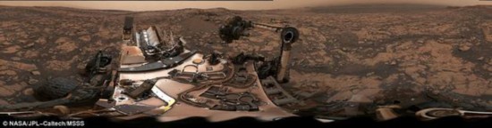 8月9日，当这场沙尘暴正式开始消退的两周后，好奇号捡起了一块岩石样品，并在其所在的薇拉&middot;鲁宾岭（Vera Rubin Ridge）拍摄了一张360度的全景&ldquo;自拍&rdquo;。