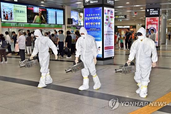 11日，工作人员对韩国光州汽车站进行消毒。（韩联社）
