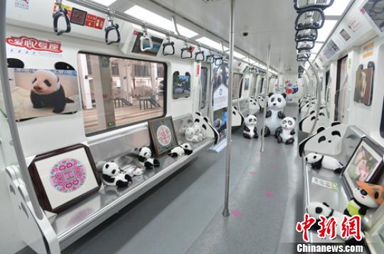 成都地铁发车点的特别发布会:“开”往汶川的“盼达”号启程