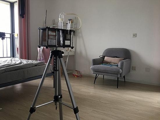 尚先生的房间内正在收集检测空气