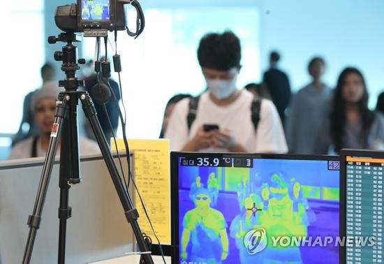 韩国仁川机场加强对入境游客的体温检查。（韩联社）