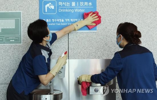10日，工作人员对韩国仁川机场进行消毒。（韩联社）
