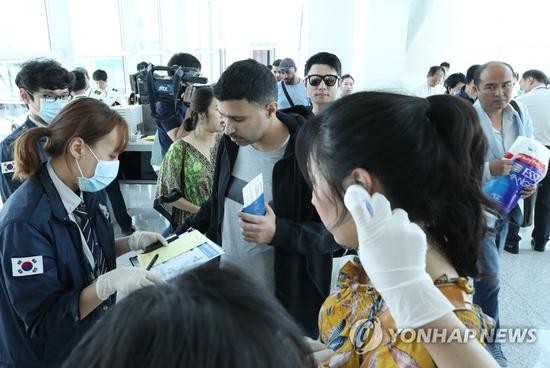 韩国仁川机场加强对入境游客体温的检查。（韩联社）