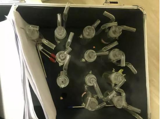 室内空气采样器装满了检测员的箱子