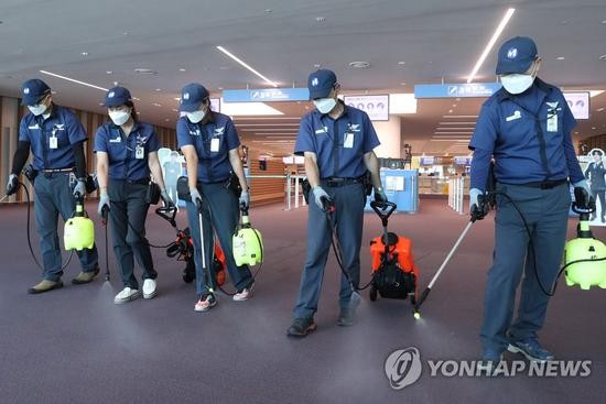 10日，工作人员对韩国仁川机场进行消毒。（韩联社）