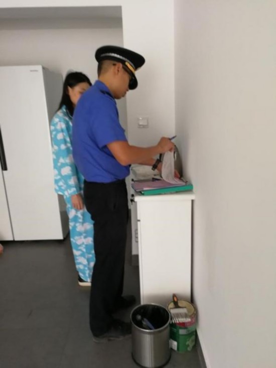 执法人员向骑马女子开具文书。