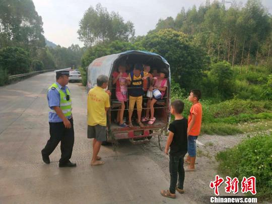 广西钦州三轮车变“客车”挤下16名学生