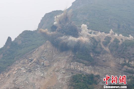 北京房山军红路塌方爆破清理预计10月底恢复临时通行