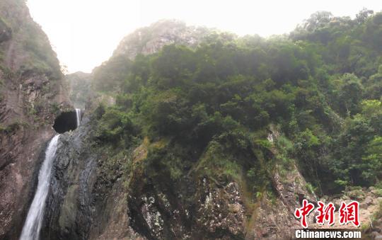 17名福建驴友受困闽侯县十八重溪消防员和民警迅速展开搜救