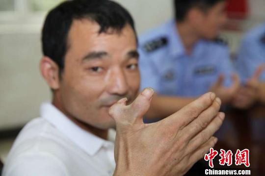 男子失忆异乡流浪25年浙江德清警方助其与家人团聚