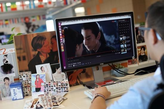▲2018年8月3日,北京,油库公司,29岁的吉恒杉是一名人工智能标注员,他正在训练机器识别何为“接吻”镜头,因此也被戏称为“吻戏鉴定师”。图片:VCG