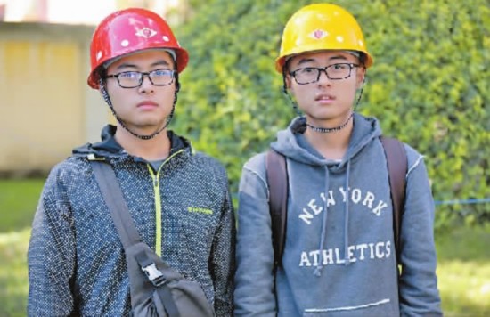 来自四川的双胞胎兄弟,左是弟弟骆珂瀚,右为哥哥姚泊州。新文化报 图