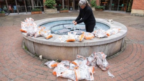 艺术家投放硬币的场景。（图：BBC）