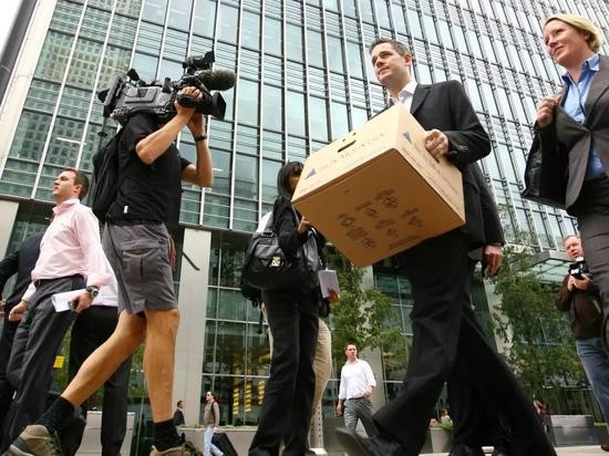 ▲资料图片:雷曼破产,员工搬离办公室。(盖帝图像)