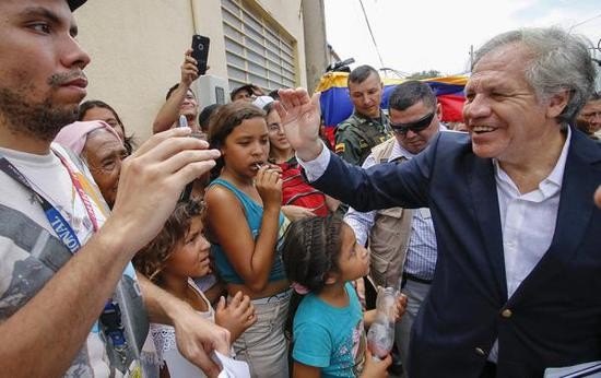 当地时间9月14日，美洲国家组织秘书长路易斯&middot;阿尔马格罗（右）访问委内瑞拉边境的哥伦比亚城市库库塔，与委内瑞拉移民进行交谈。  视觉中国 图