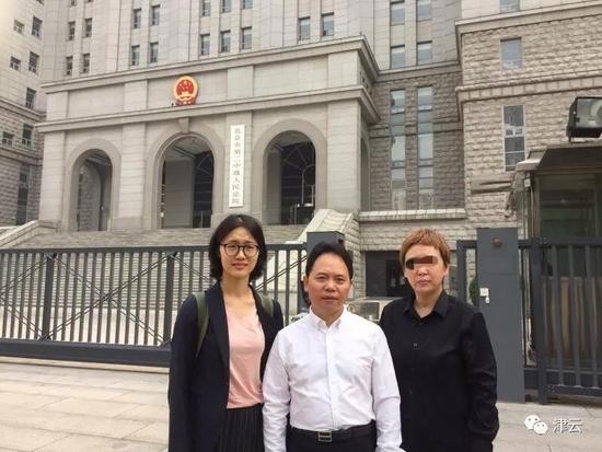 李安琪母亲(右)、律师徐昕(中)