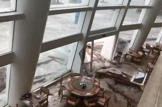 今天中午,深圳一酒店大门被海水冲垮。(深圳新闻网记者:郑创彬/摄)