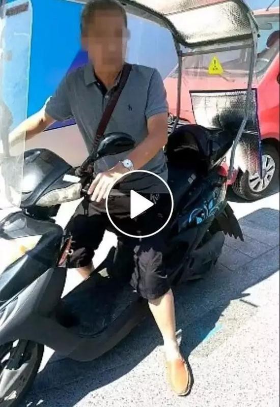 ▲指证滕先生撞人的路人。我说:大哥,你能不能长点眼力劲?