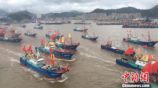 千舟竞发石浦港中国开渔节再现渔家古老典礼