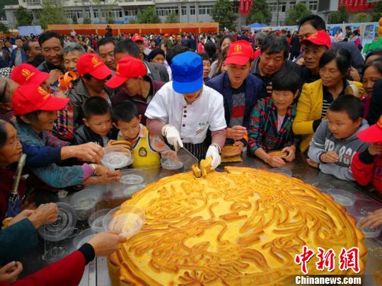 四川广元现手工制作超级大月饼