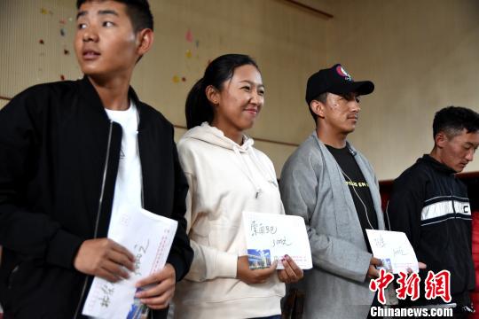 西藏阿里34位大学新生获“苹果奖学金计划”助学