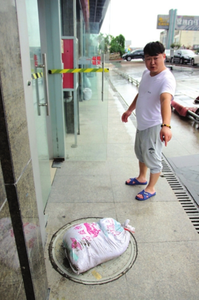 　　从污水井中救起小女孩的保安冯成龙。　　记者璩介力摄