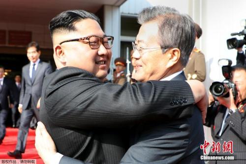 2018年5月26日,文在寅与金正恩在板门店朝方一侧的“统一阁”“闪电会晤。