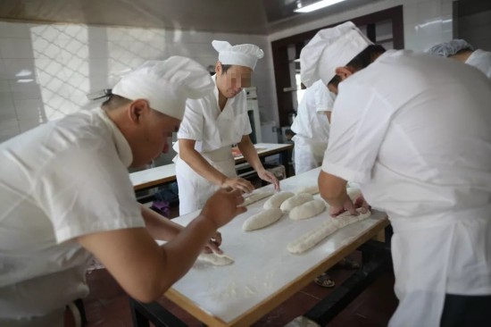 2018年9月4日，朝阳区精神病托管服务中心，参与“疯狂面包房”治疗项目的托管人在老师的带领下制作面包。新京报记者 侯少卿 摄