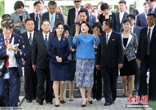 当地时间9月18日，在朝鲜平壤音乐综合大学，韩国总统文在寅夫人金正淑与朝鲜国务委员会委员长金正恩夫人李雪主亲切交谈。