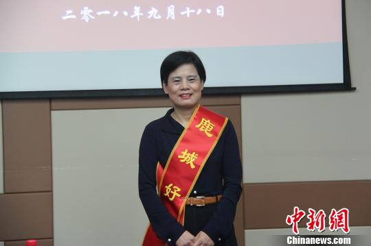 高铁站内一老人心跳骤停“白衣天使”跪地紧急救人