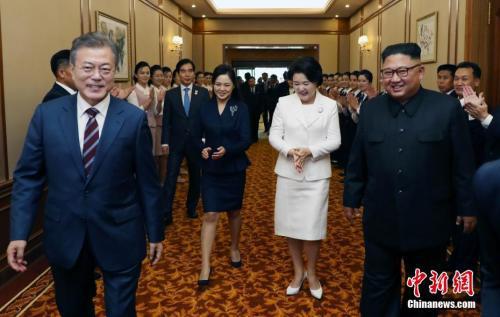 当地时间9月18日，朝鲜平壤，韩国总统文在寅与朝鲜领导人金正恩一同抵达下榻酒店——平壤百花园国宾馆。