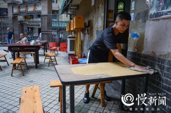  即将到饭点，他认真做准备工作。