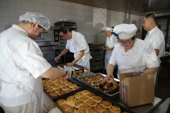  大家在通力合作制作面包。新京报记者 侯少卿 摄