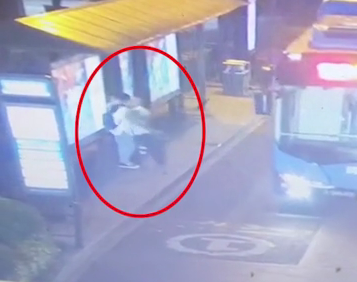 23岁姑娘夜晚等公交被强吻，肇事男子竟称&ldquo;有被吸引的感觉&rdquo;