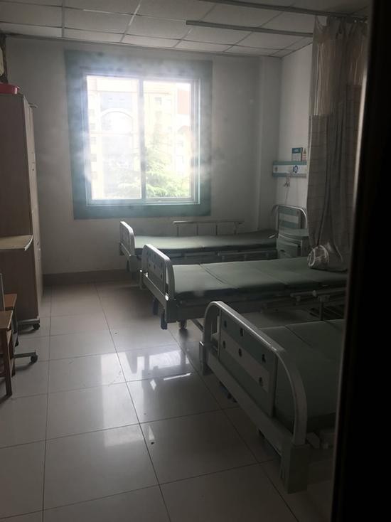 住院病房内空无一人,记者探访时病床上床单都没铺上.