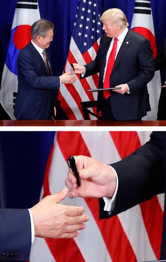 图为特朗普向文在寅赠笔的场景。(韩联社)