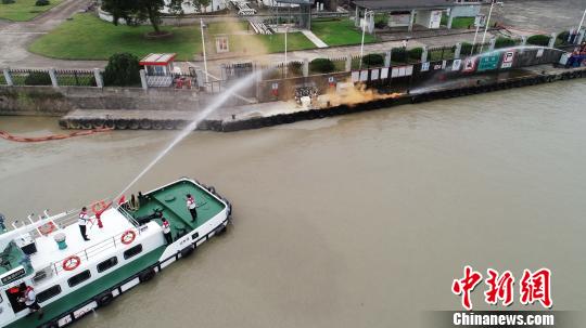 从演戏到演习：水上搜救练兵提升实战能力