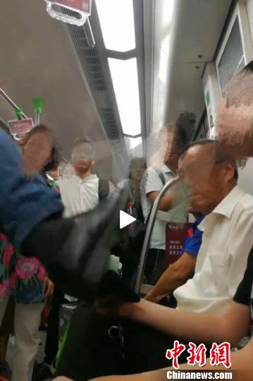 警方通报“让座男踹乘客事件”：打人男子被行政拘留4日