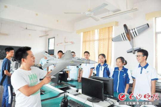 　　25日下午，湖南师大附中高一学生开启了走班上课。图为选择航模飞行课的学生来到科技楼上课。　　长沙晚报记者 小刘军 摄