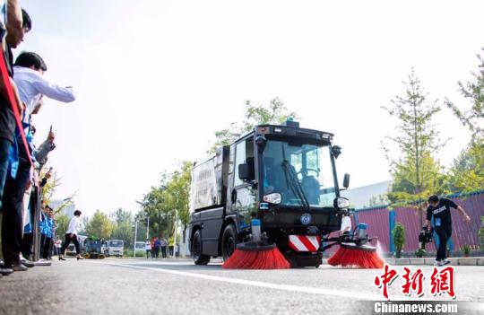 七款无人驾驶环卫车辆在京正式亮相