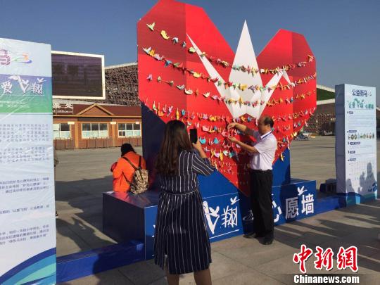 民众在护鸟愿墙写下护鸟心愿 李茜 摄