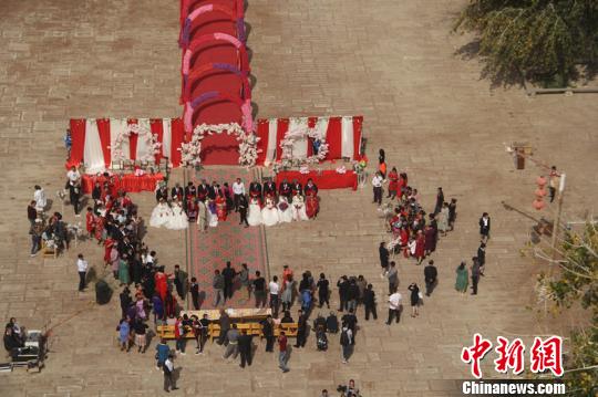 新疆金湖杨景区现浪漫场景10对长寿老人庆祝金婚