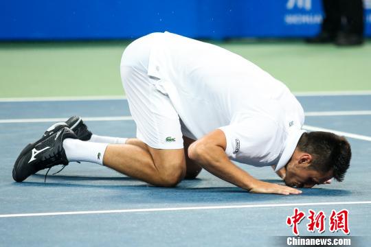 托米奇跪地亲吻赛场。　主办方供图 摄