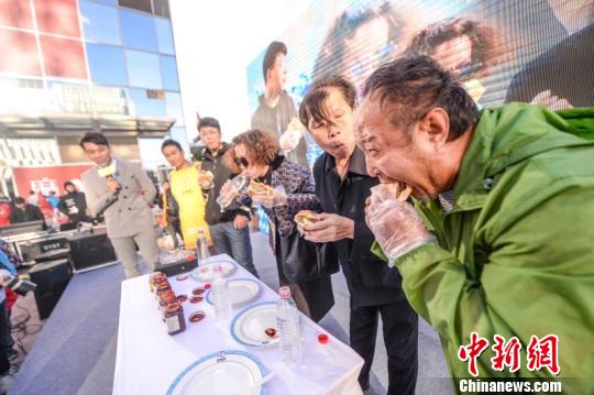 北京上演美女大胃王挑战巨大汉堡比赛_荔枝网新闻